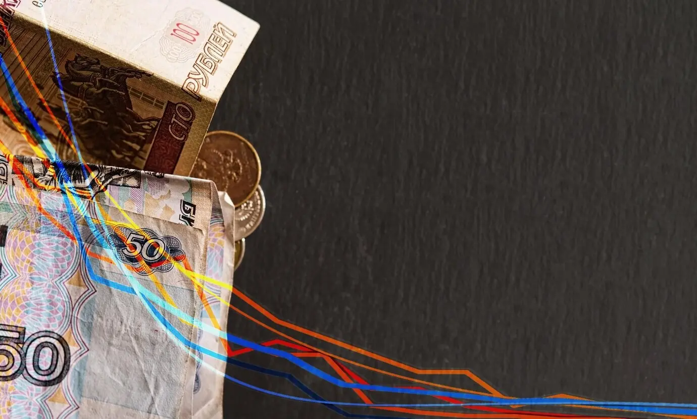 Zusammenbruch des Rubels und der Wirtschaft, Sanktionen gegen Russland, Wirtschaftskrise in Russland: Ein Schraubenschlüssel hält in einem Schraubstock eine verbogene Metallmünze mit dem Nennwert von 1 russischem Rubel. Freiraum für Text, selektiver Fokus.